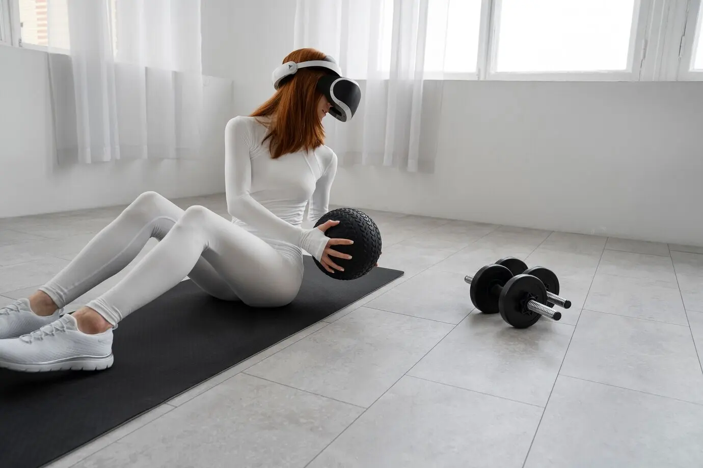 Ganzkörperaufnahme einer Frau, die mit VR-Brille Fitness macht.